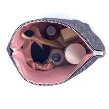 Load image into Gallery viewer, Lomme black wash bag
